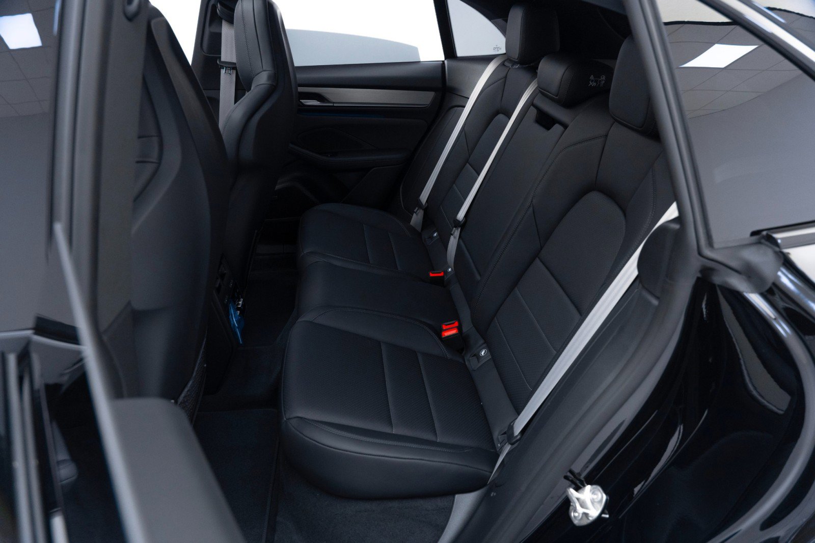 Certified 2025 Porsche Macan Electric image 29