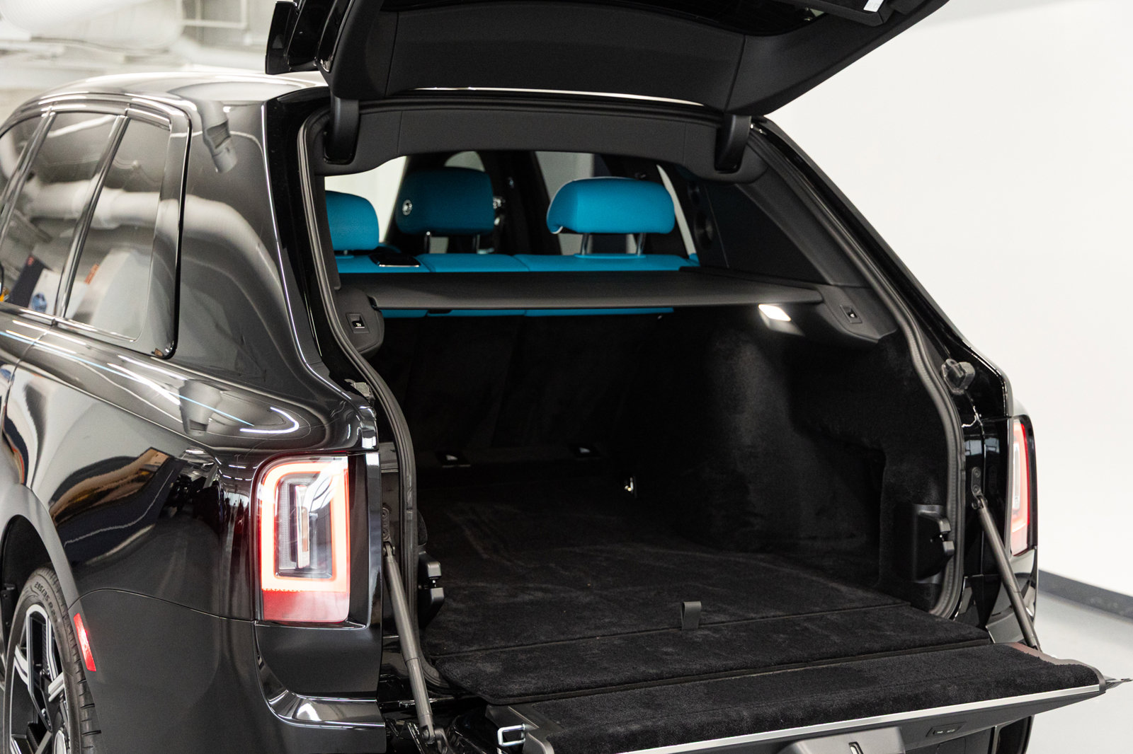 Certified 2025 Rolls-Royce Cullinan Black Badge AWD/4WD image 21