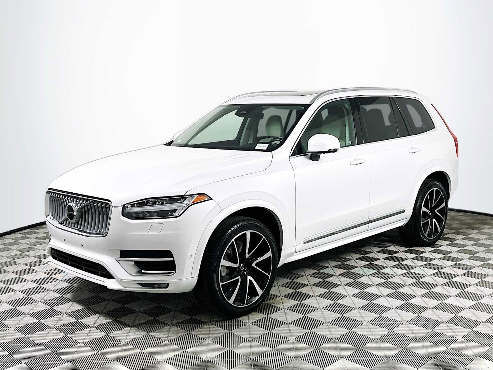 Used 2023 Volvo XC90 B5 Plus AWD/4WD image 3