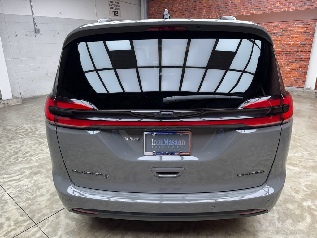 Used 2025 Chrysler Pacifica Limited FWD image 4