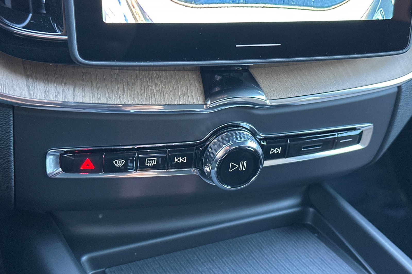 New 2026 Volvo XC60 B5 Plus w/ Climate Package image 18