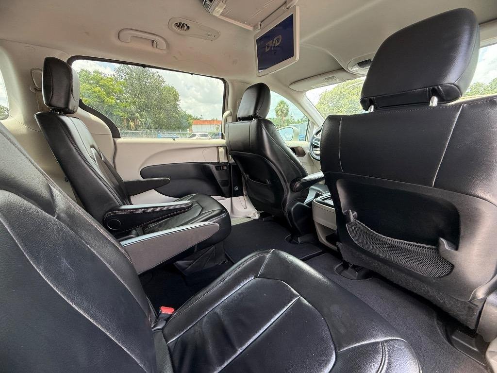 Used 2017 Chrysler Pacifica Touring-L FWD image 24