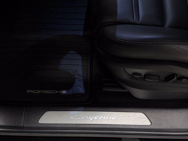 Certified 2025 Porsche Cayenne E-Hybrid w/ Premium Package Plus AWD/4WD image 38