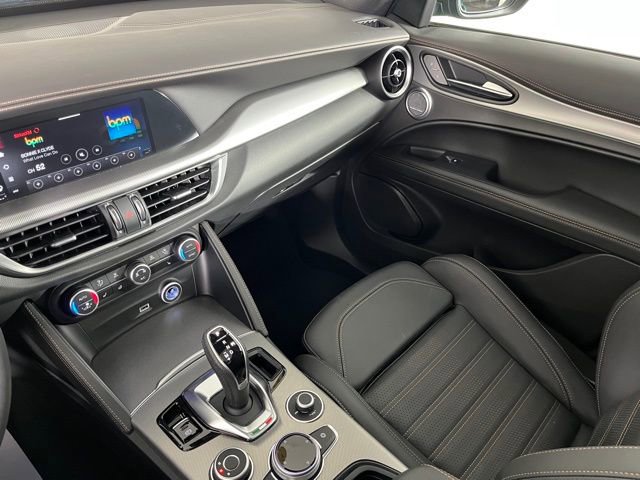Used 2025 Alfa Romeo Stelvio Sprint AWD/4WD image 38