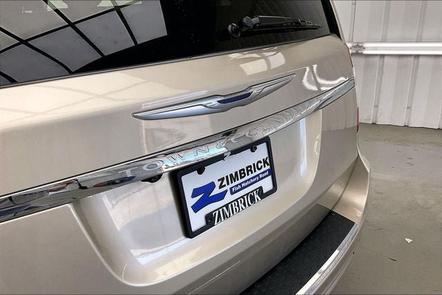 Used 2014 Chrysler Town & Country Touring-L w/ Trailer Tow Group FWD image 9