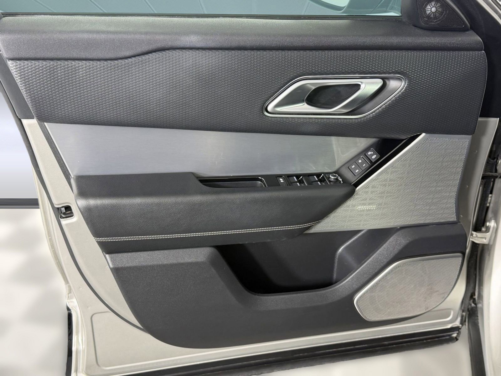 Used 2019 Land Rover Range Rover Velar R-Dynamic SE image 17