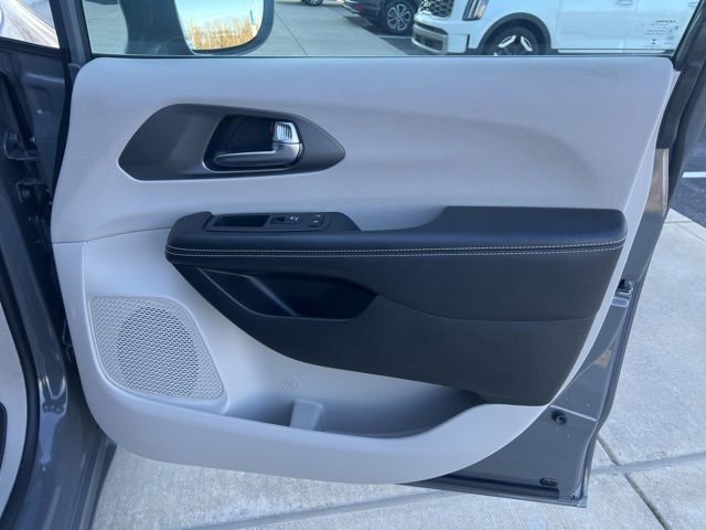 Used 2022 Chrysler Pacifica Touring-L image 20