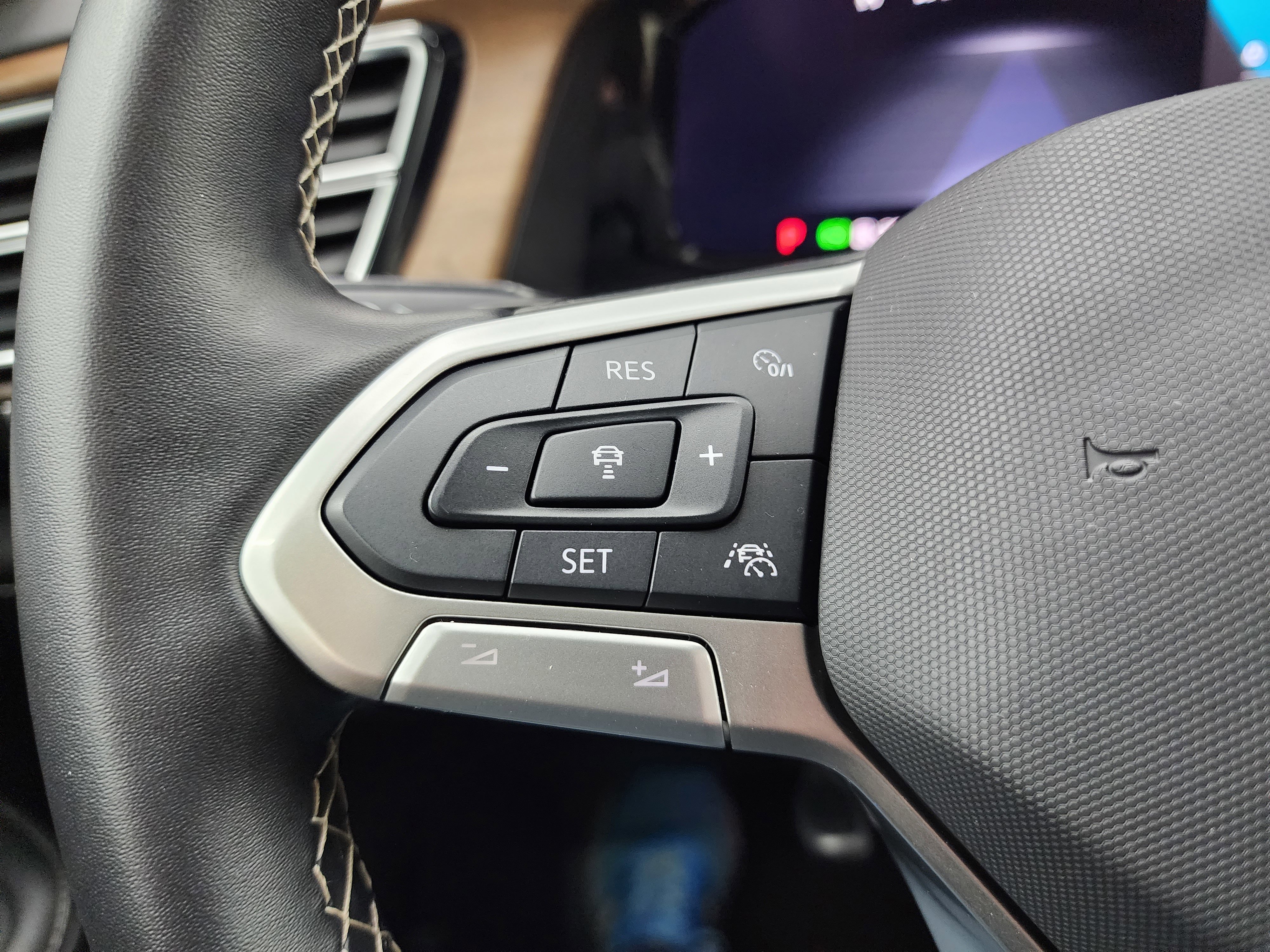 Used 2025 Volkswagen Atlas SE image 18