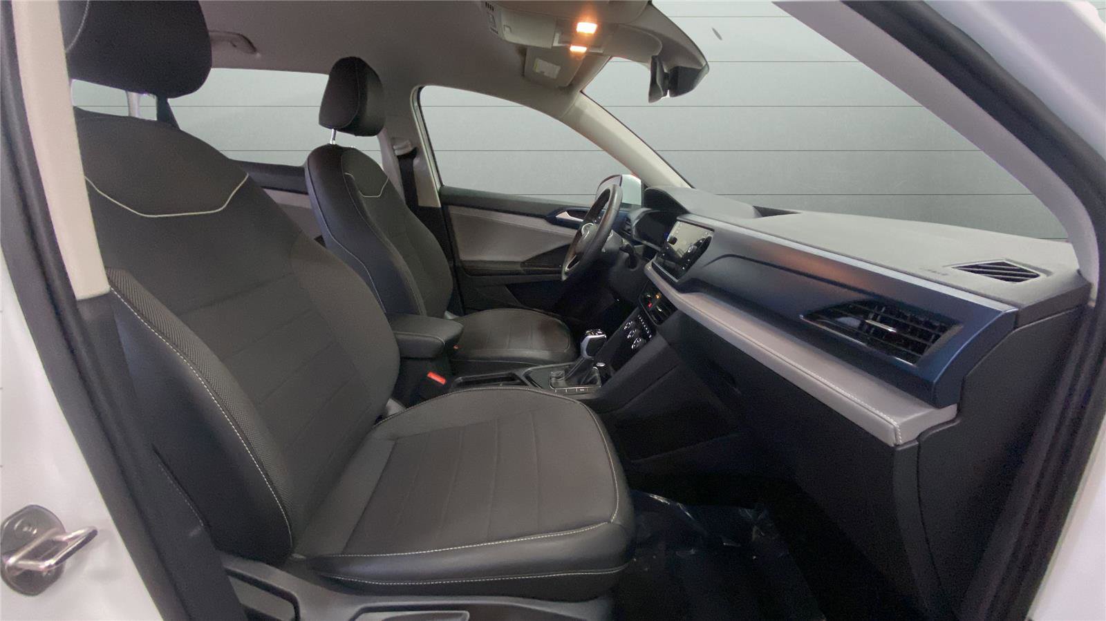 Used 2024 Volkswagen Taos SE image 16