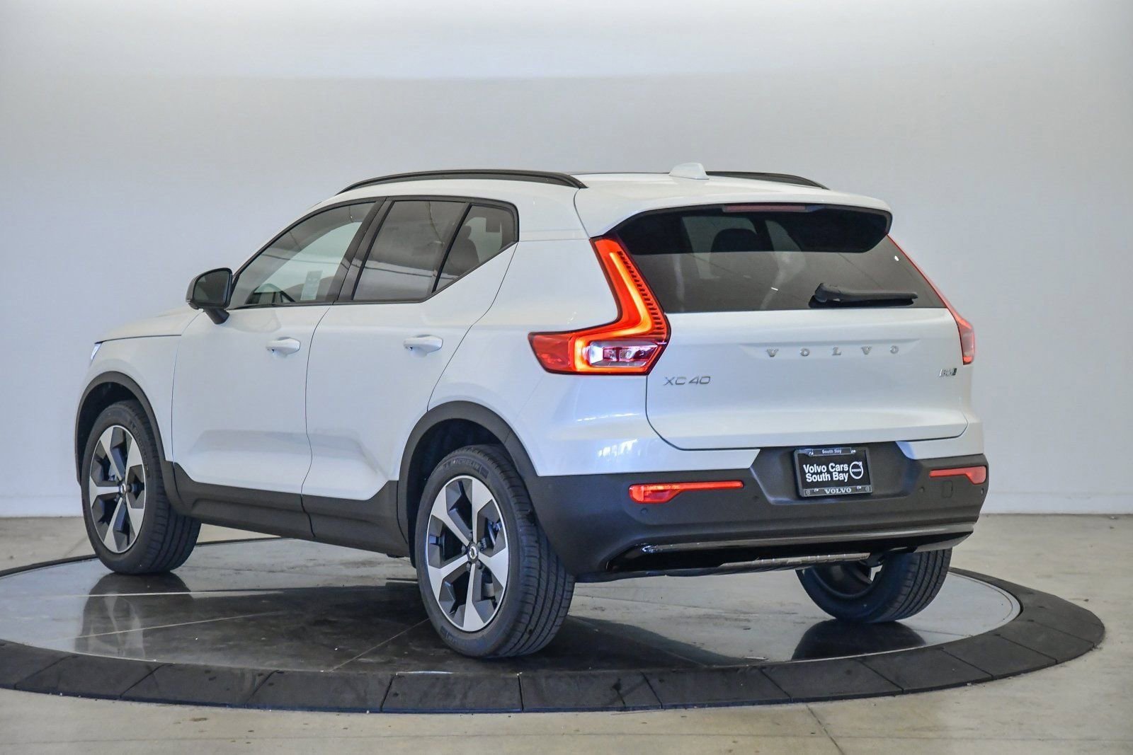 Used 2025 Volvo XC40 B5 Plus w/ Protection Package Premier image 2