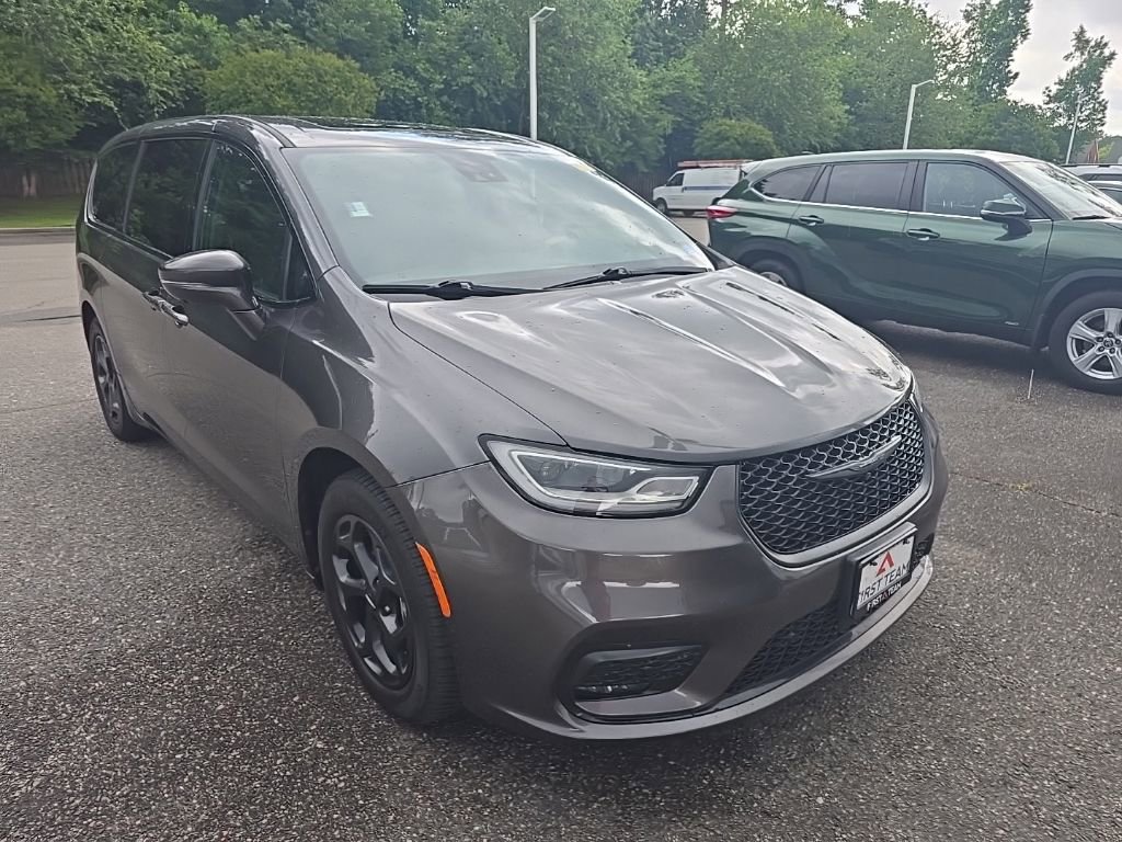 Used 2022 Chrysler Pacifica Limited w/ S Appearance Package FWD image 3
