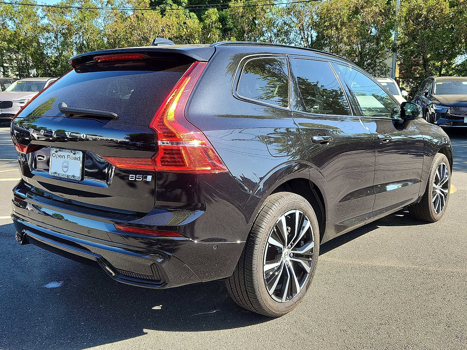 Used 2023 Volvo XC60 B5 Plus w/ Climate Package AWD/4WD image 6