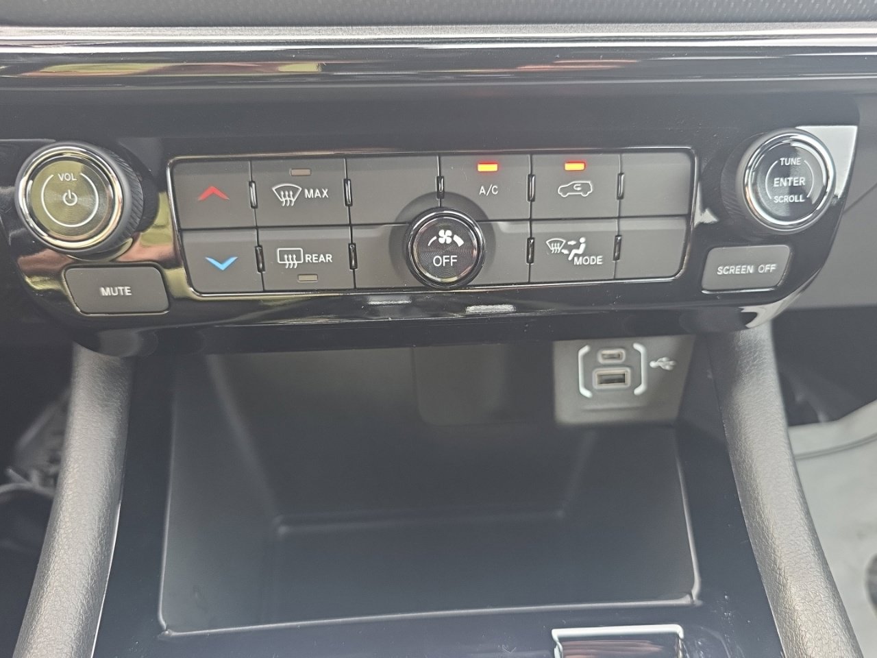 New 2026 Jeep Compass Latitude AWD/4WD image 32