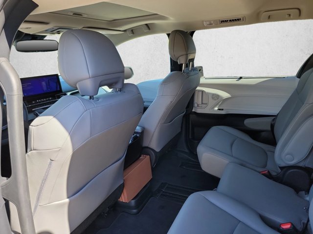 Used 2026 Toyota Sienna XLE FWD image 18