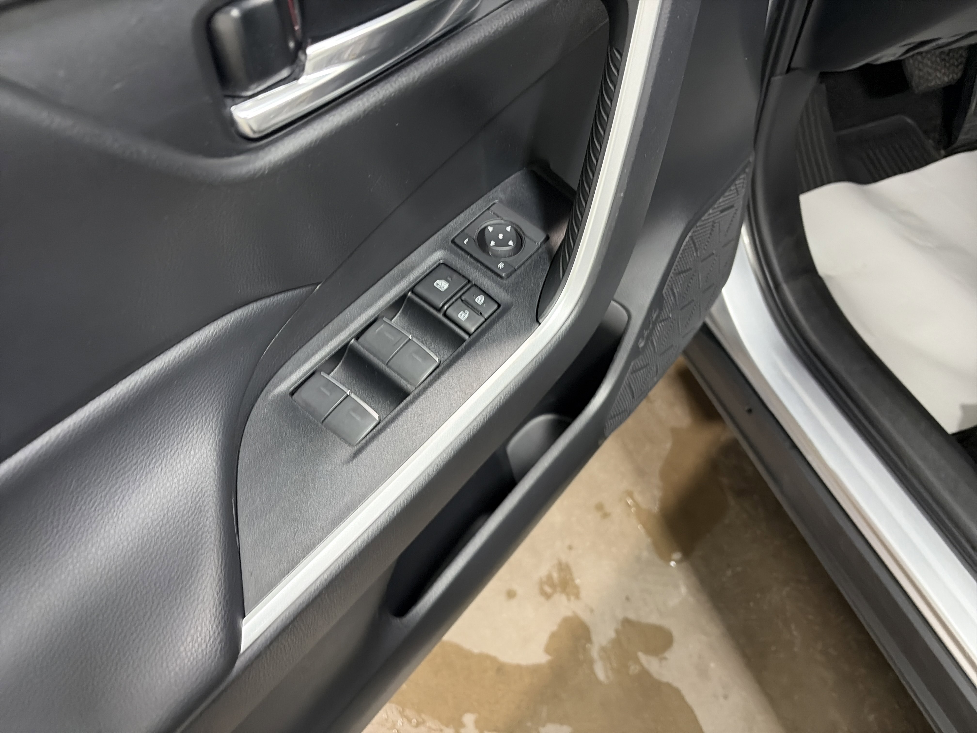 Used 2023 Toyota RAV4 XLE image 25