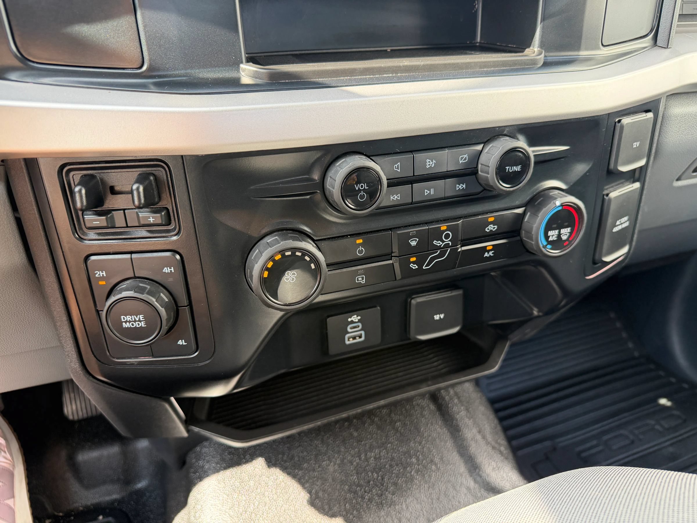 Used 2024 Ford F550 4x4 Regular Cab Super Duty image 26