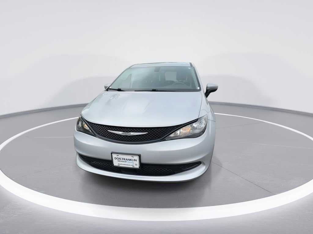 Used 2022 Chrysler Voyager LX FWD image 3