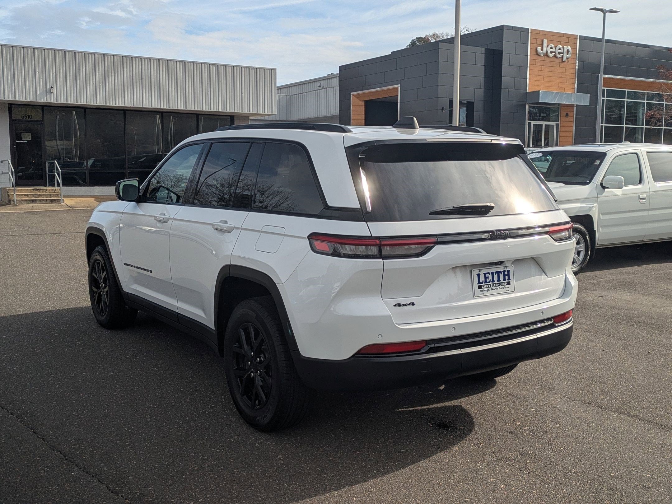 Used 2025 Jeep Grand Cherokee Altitude image 7