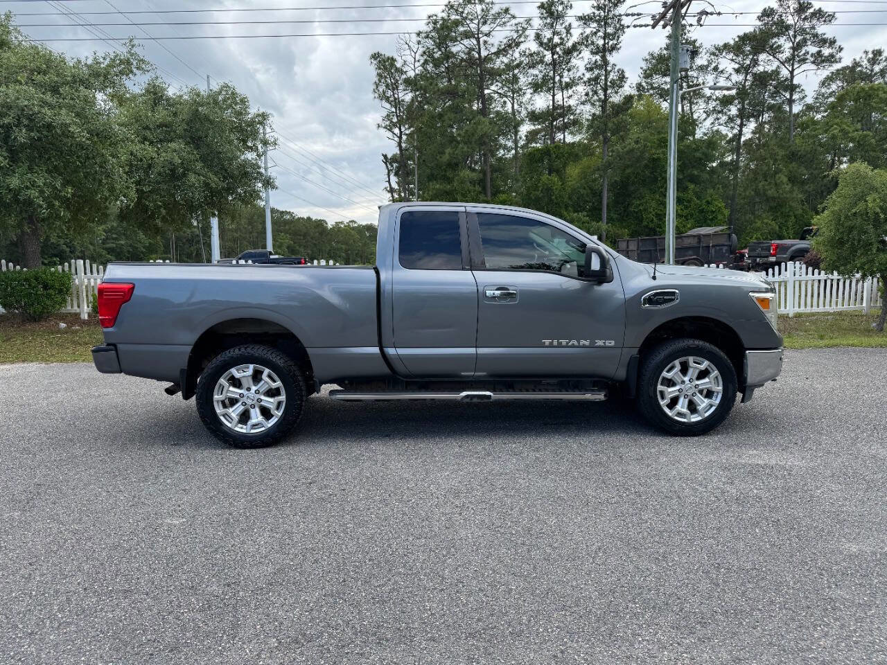 Used 2017 Nissan Titan SV RWD image 7