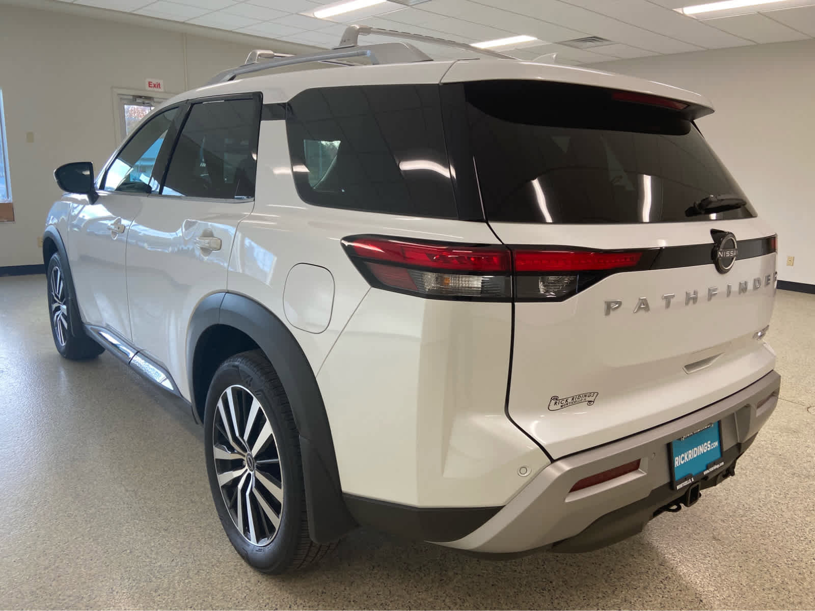 Used 2025 Nissan Pathfinder Platinum w/ Cargo Package image 9