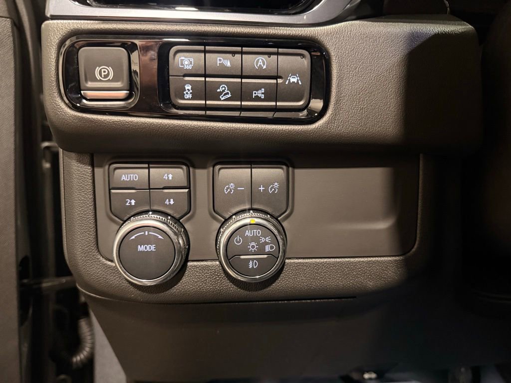 Used 2025 GMC Yukon AT4 w/ AT4 Premium Package AWD/4WD image 16