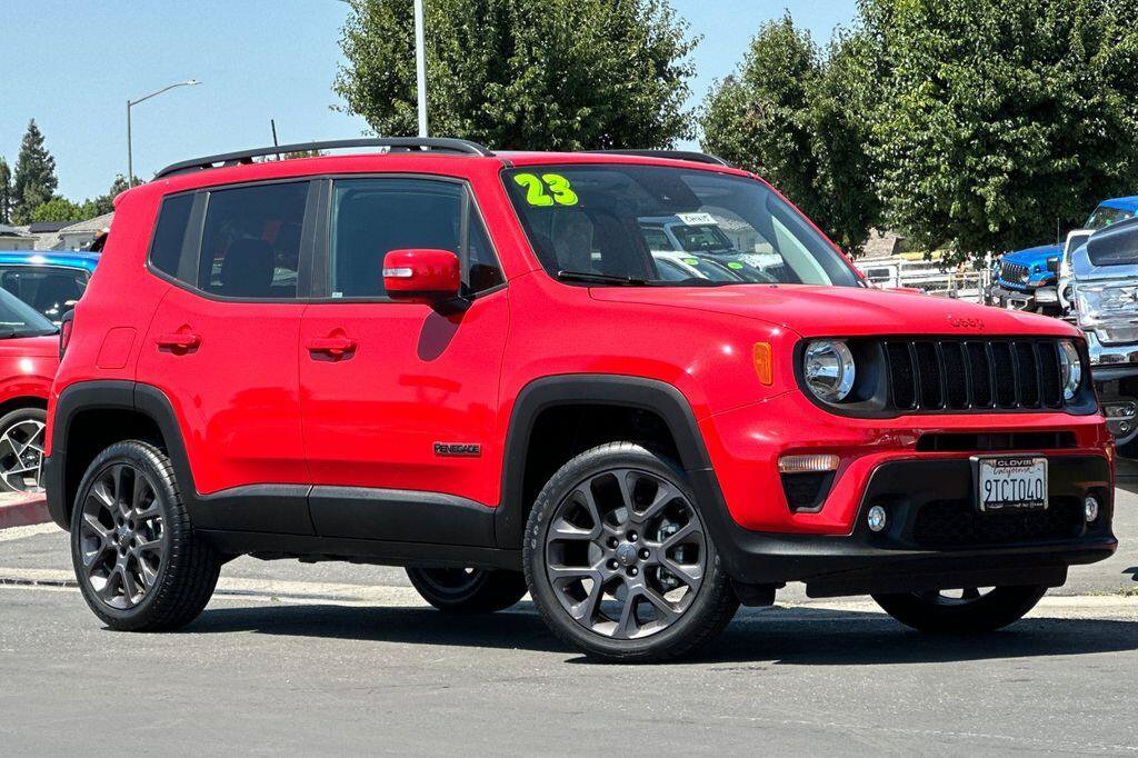 Used 2023 Jeep Renegade Latitude w/ Sun/Sound Group AWD/4WD image 2
