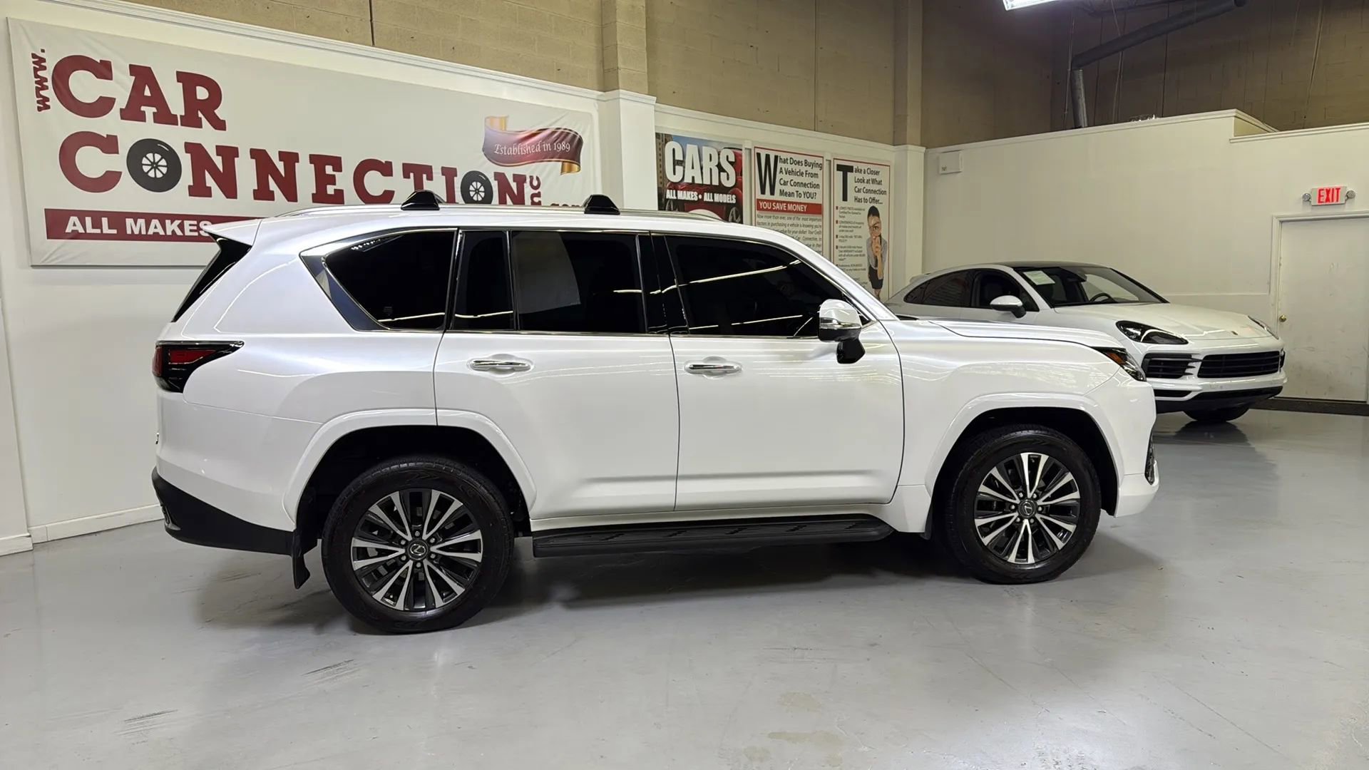 Used 2022 Lexus LX 600 4WD w/ Premium Package image 8