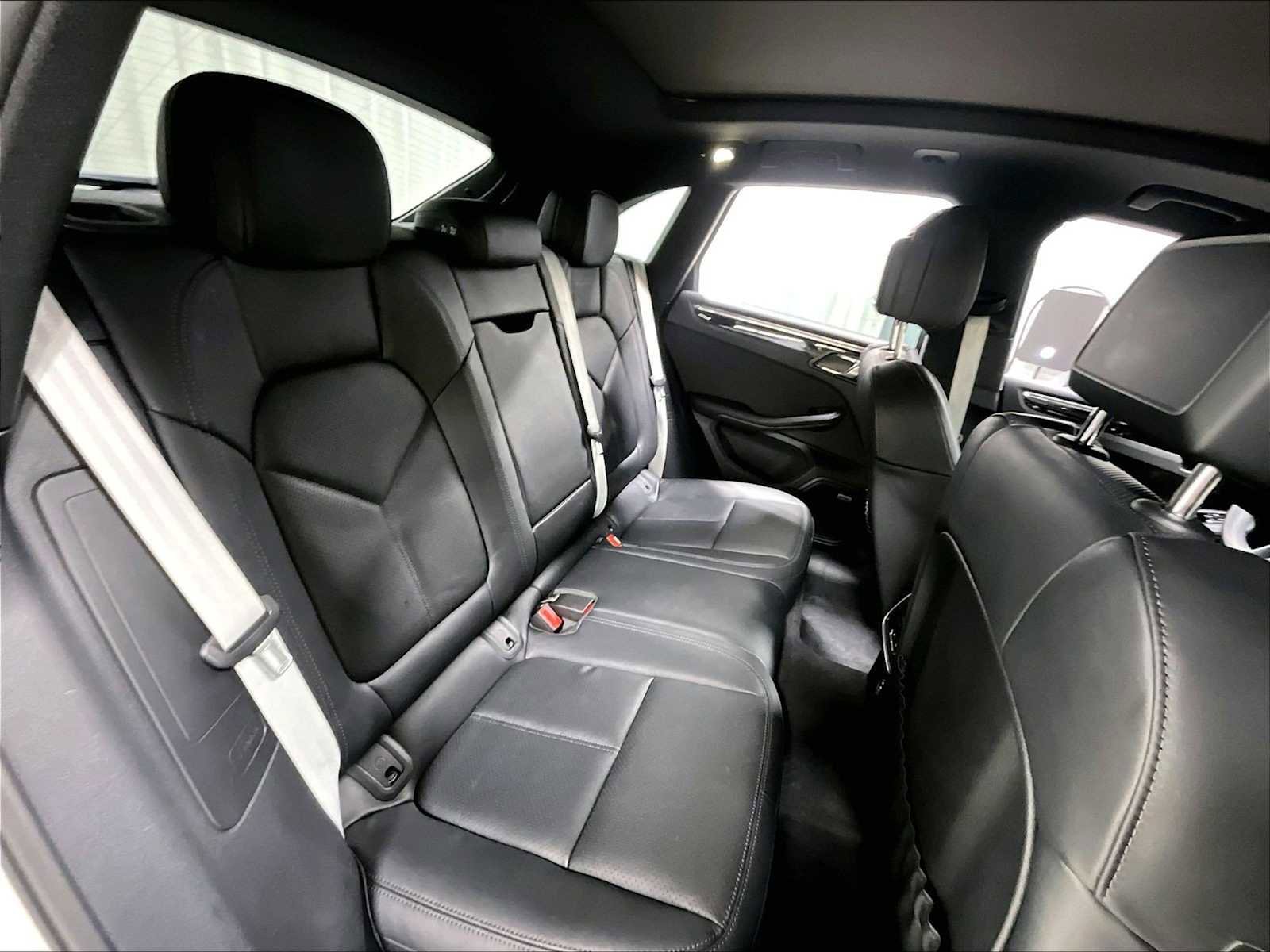 Used 2025 Porsche Macan image 32