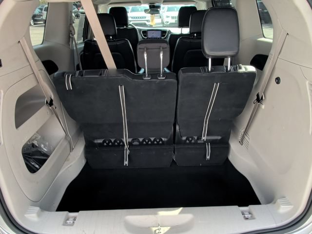 Used 2024 Chrysler Pacifica Touring-L FWD image 27