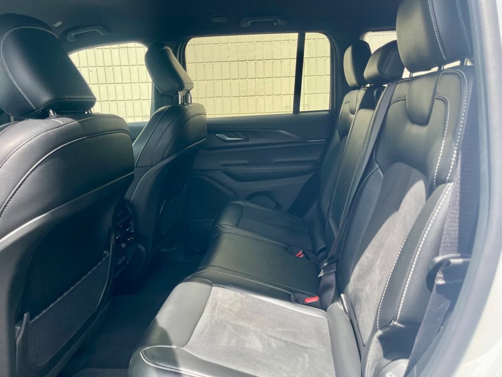 Used 2025 Jeep Grand Cherokee Altitude AWD/4WD image 10