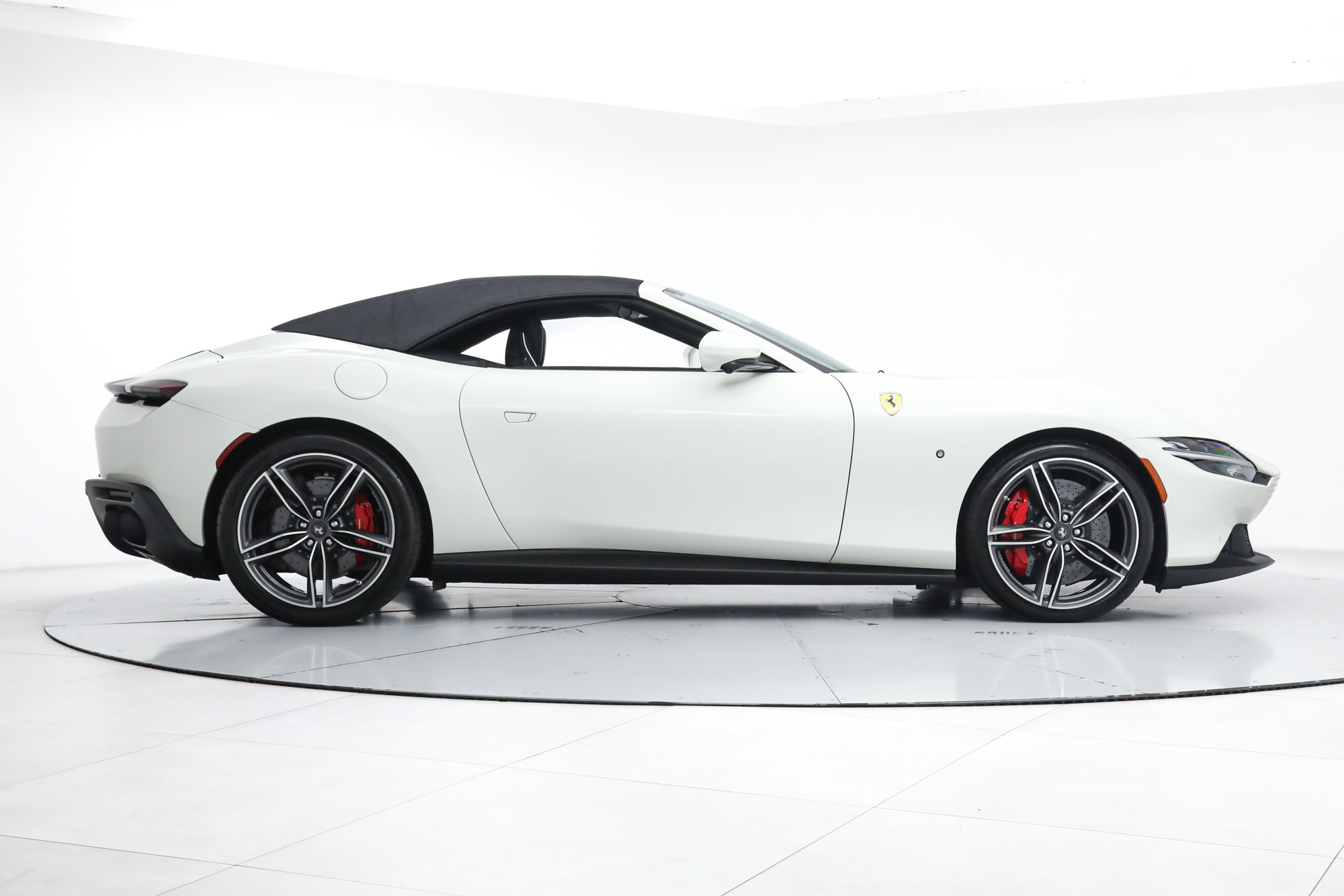 Certified 2025 Ferrari Roma Spider RWD image 11
