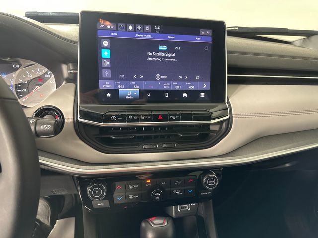 Certified 2025 Jeep Compass Limited image 28