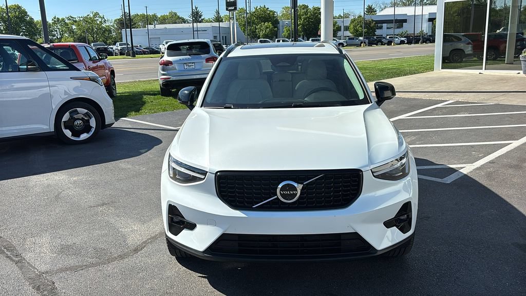 Certified 2026 Volvo XC40 B5 Plus AWD/4WD image 5