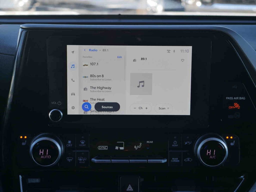 Used 2024 Toyota Highlander LE image 4