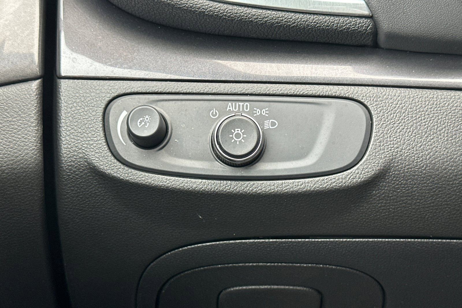 Certified 2022 Buick Encore Preferred w/ Safety Package image 35