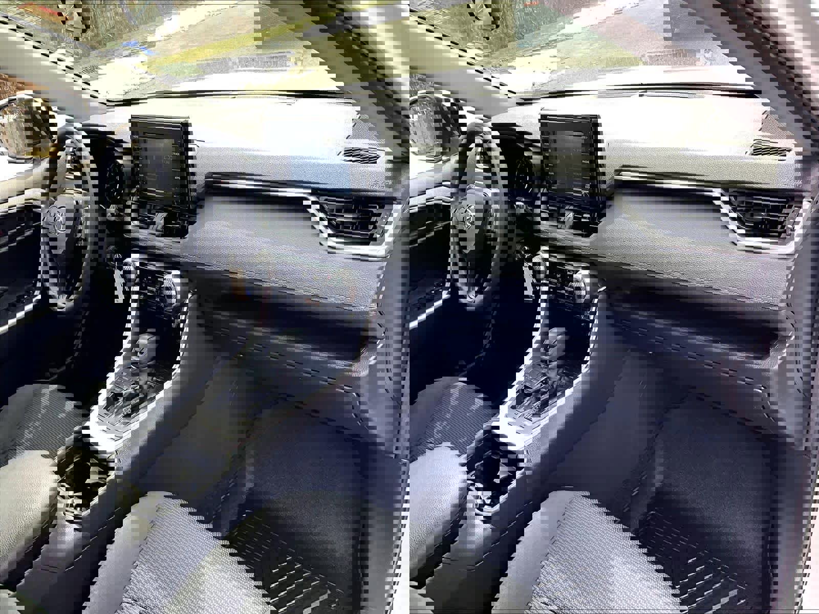 Used 2019 Toyota RAV4 LE image 14