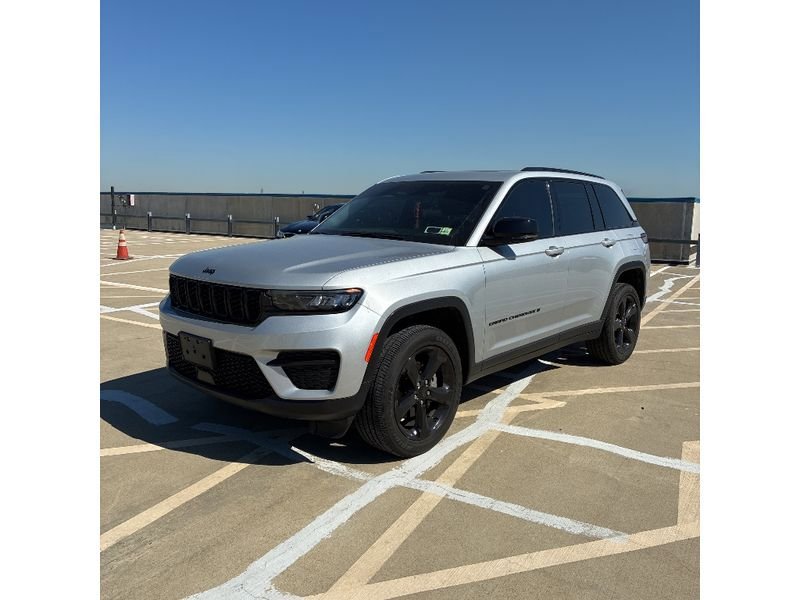 Used 2024 Jeep Grand Cherokee Altitude AWD/4WD image 2