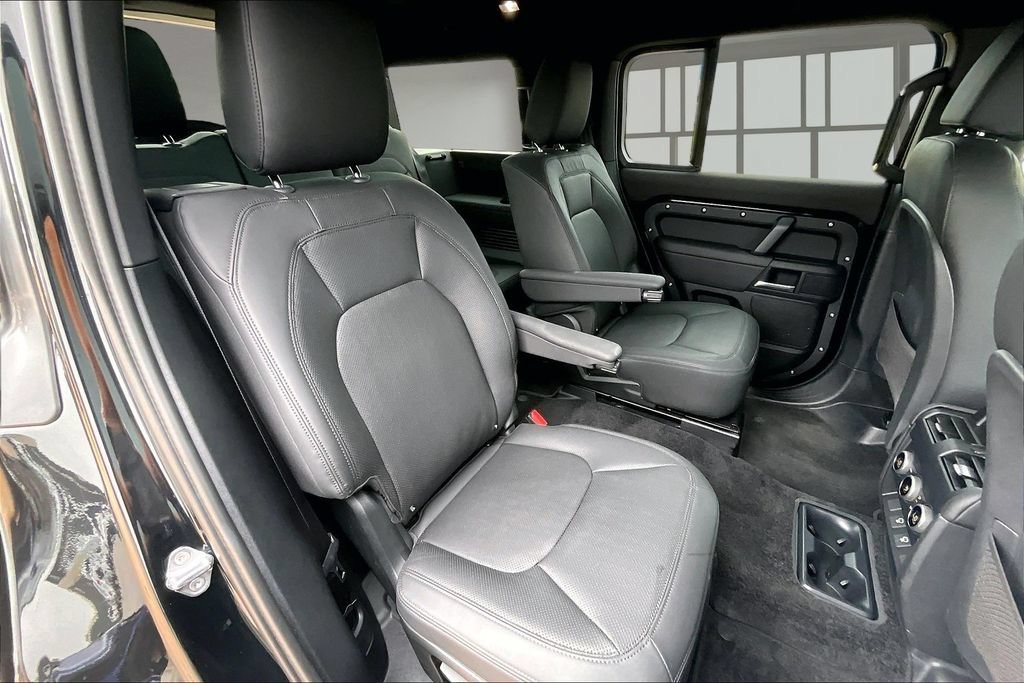 Used 2025 Land Rover Defender 130 X-Dynamic SE AWD/4WD image 27