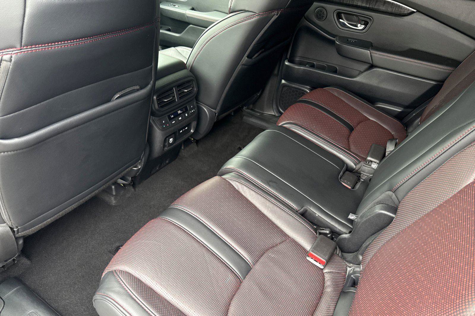 Certified 2025 Honda Pilot Black Edition image 8