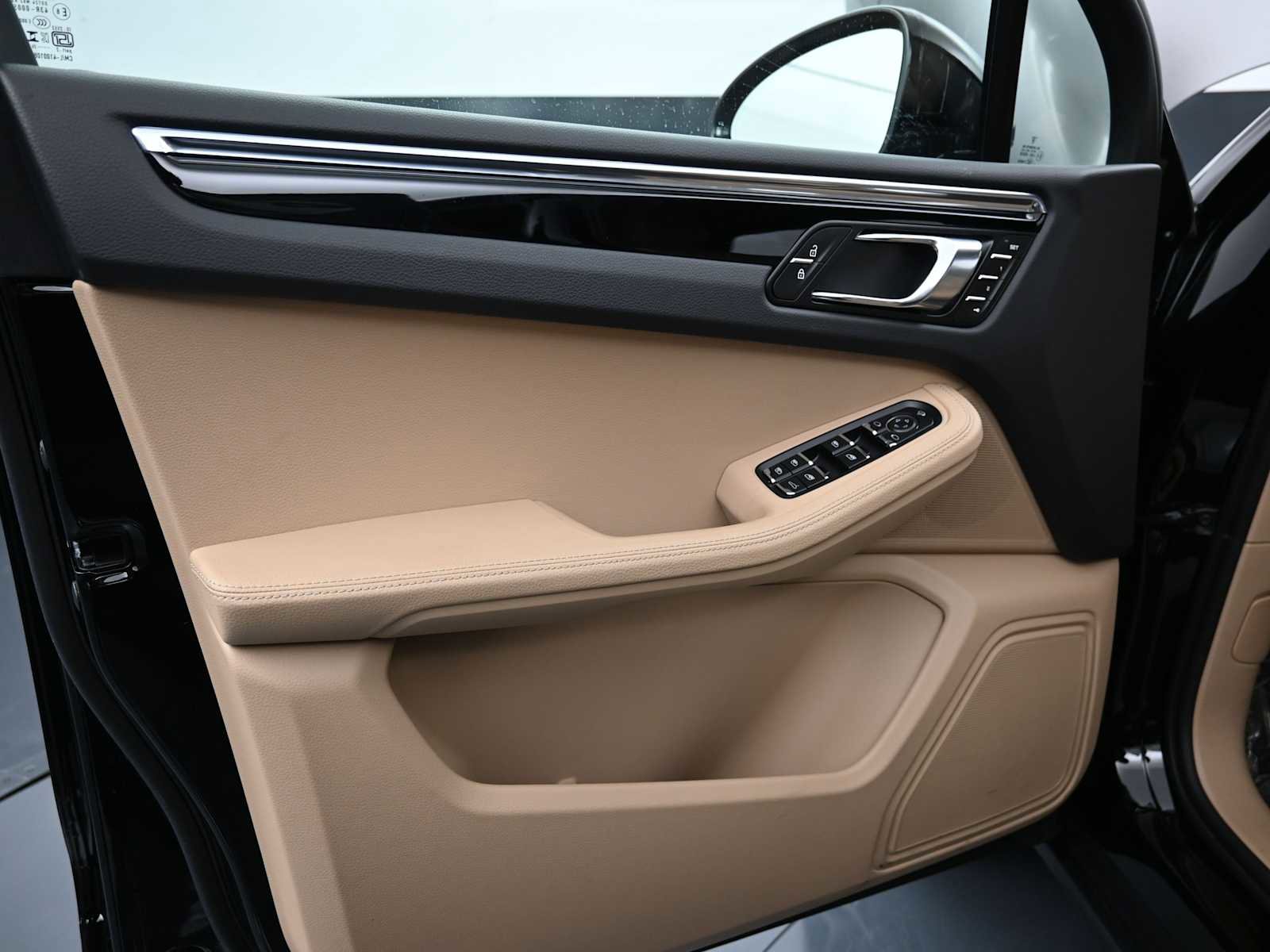 Certified 2025 Porsche Macan AWD/4WD image 15