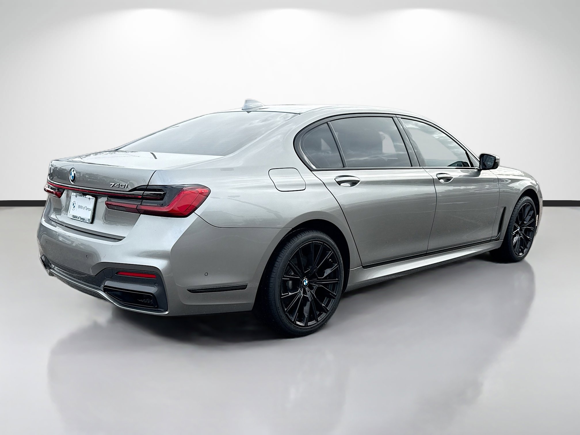 Used 2020 BMW 740i w/ M Sport Package image 3