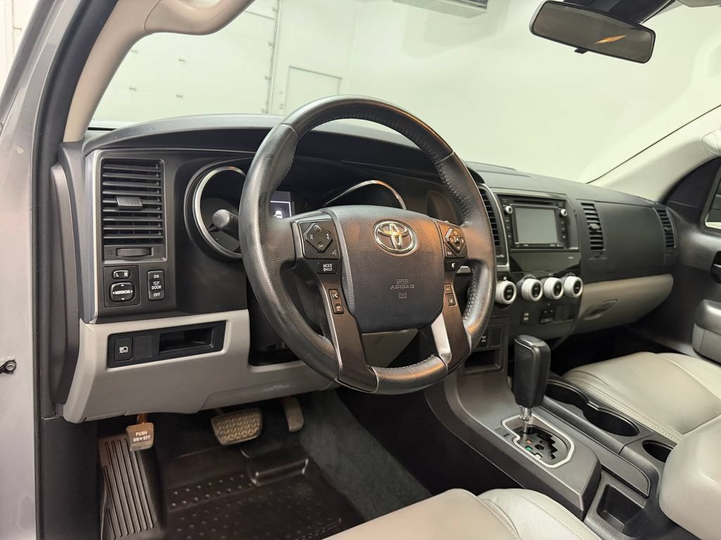 Used 2018 Toyota Sequoia SR5 AWD/4WD image 4