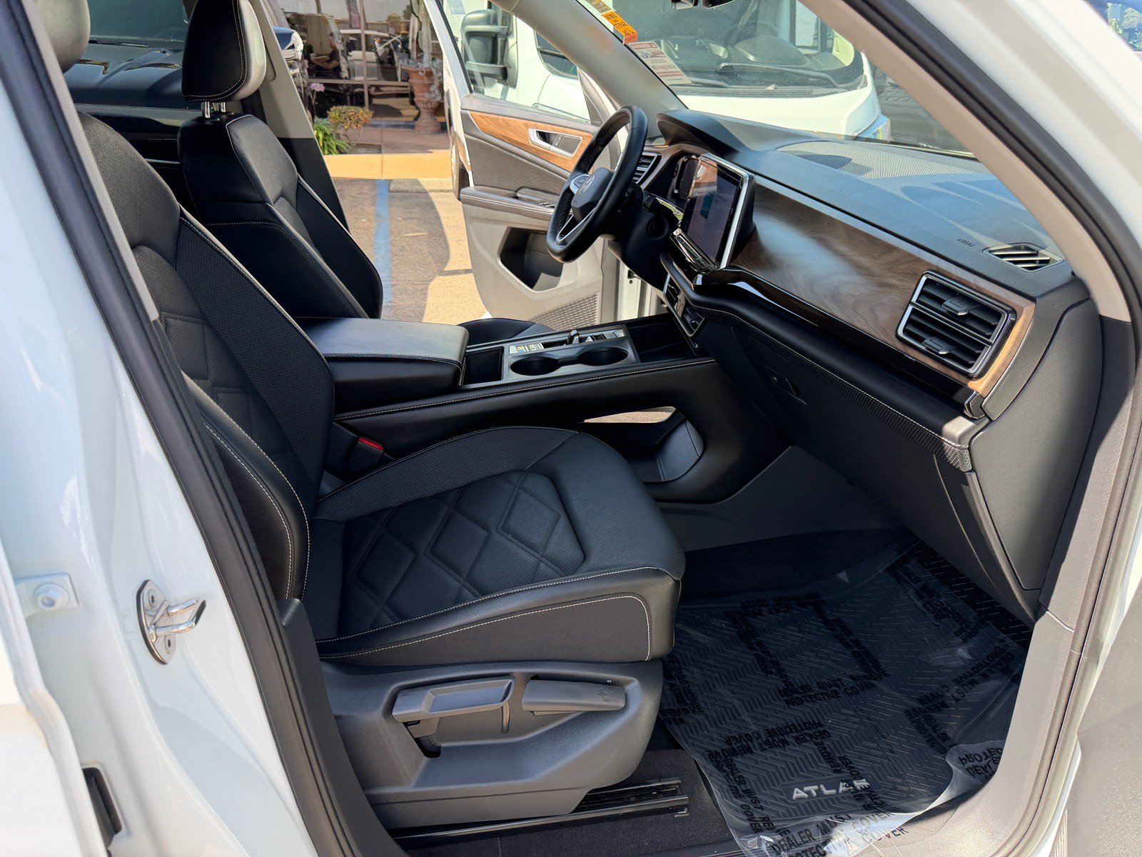 Used 2024 Volkswagen Atlas SE AWD/4WD image 19