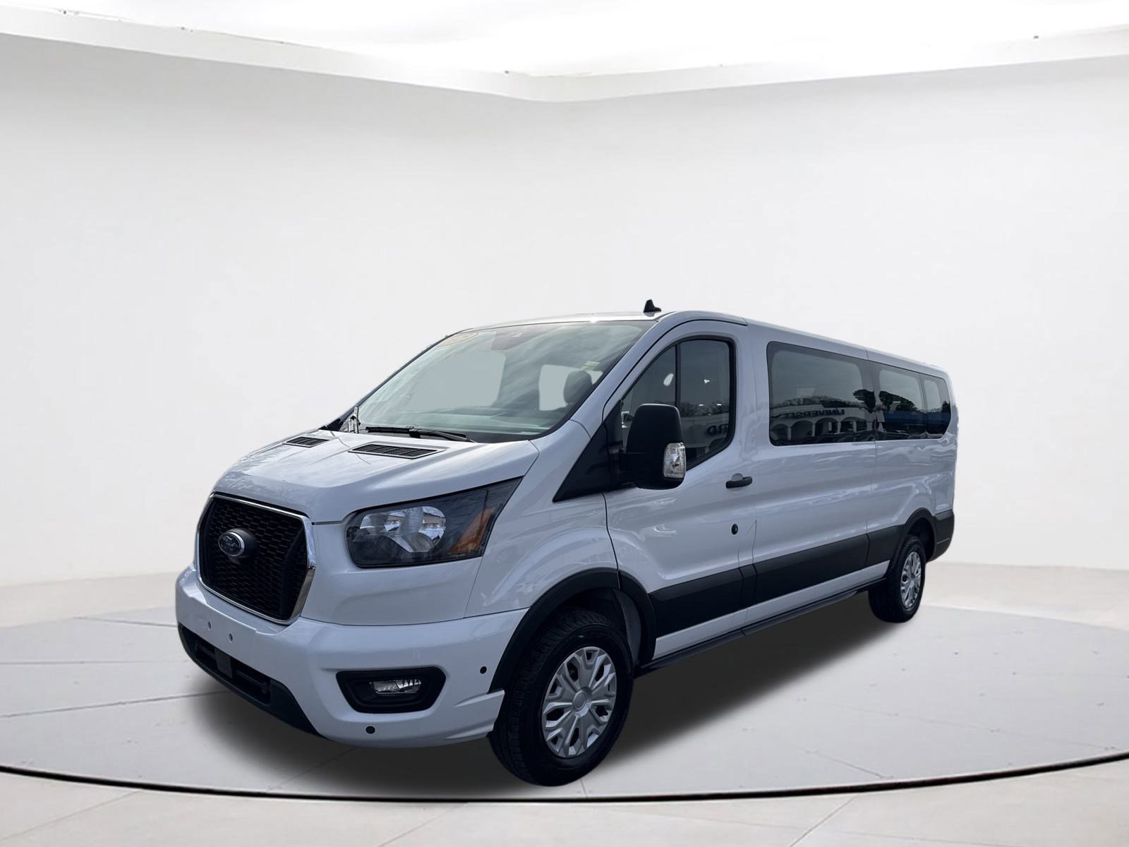 Used 2025 Ford Transit 350 XLT image 3