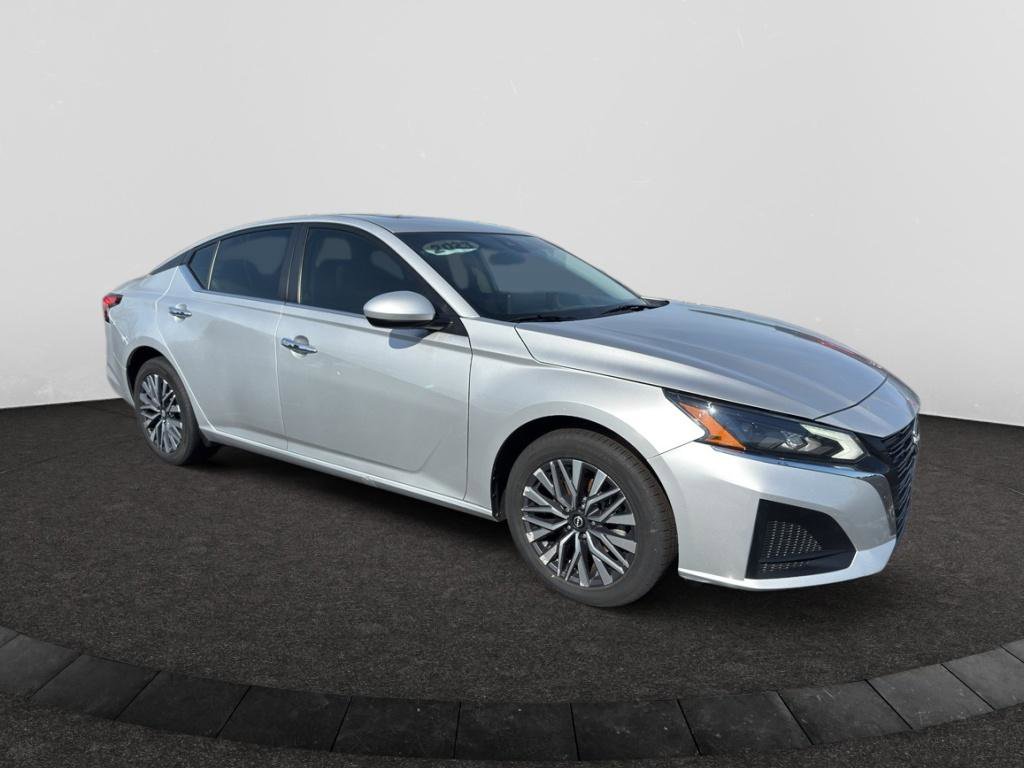 Used 2023 Nissan Altima 2.5 SV w/ SV Premium Package AWD/4WD image 3