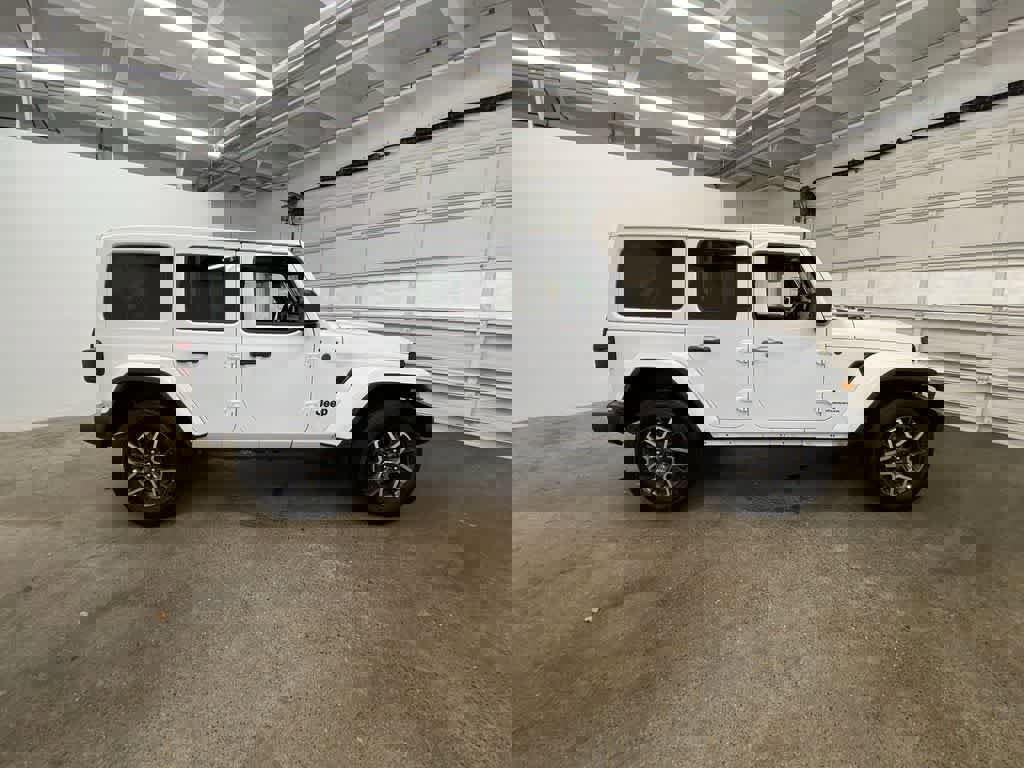 Used 2025 Jeep Wrangler Sahara image 4