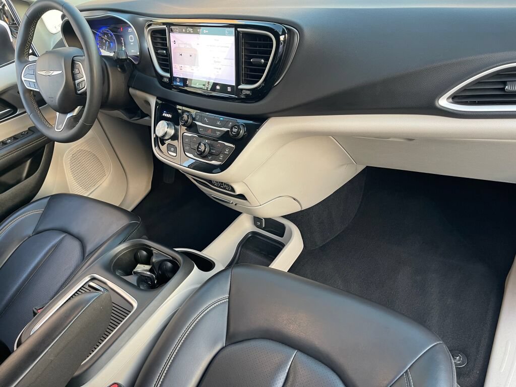 Used 2023 Chrysler Pacifica Touring-L FWD image 31