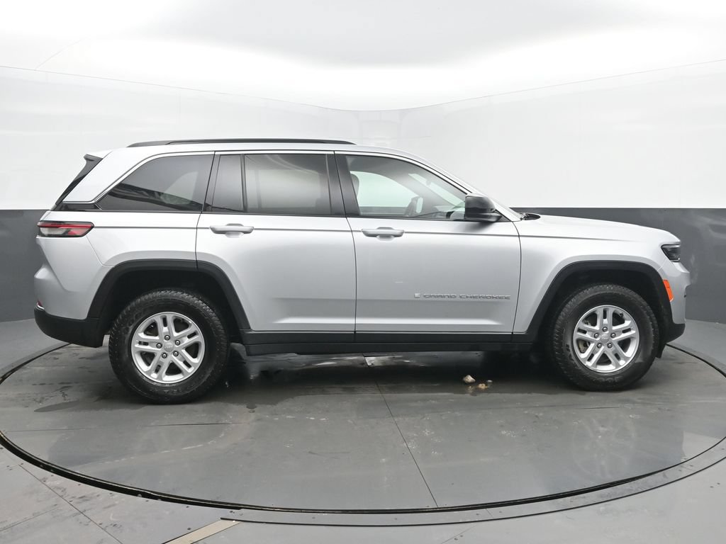 Used 2025 Jeep Grand Cherokee Laredo AWD/4WD image 7