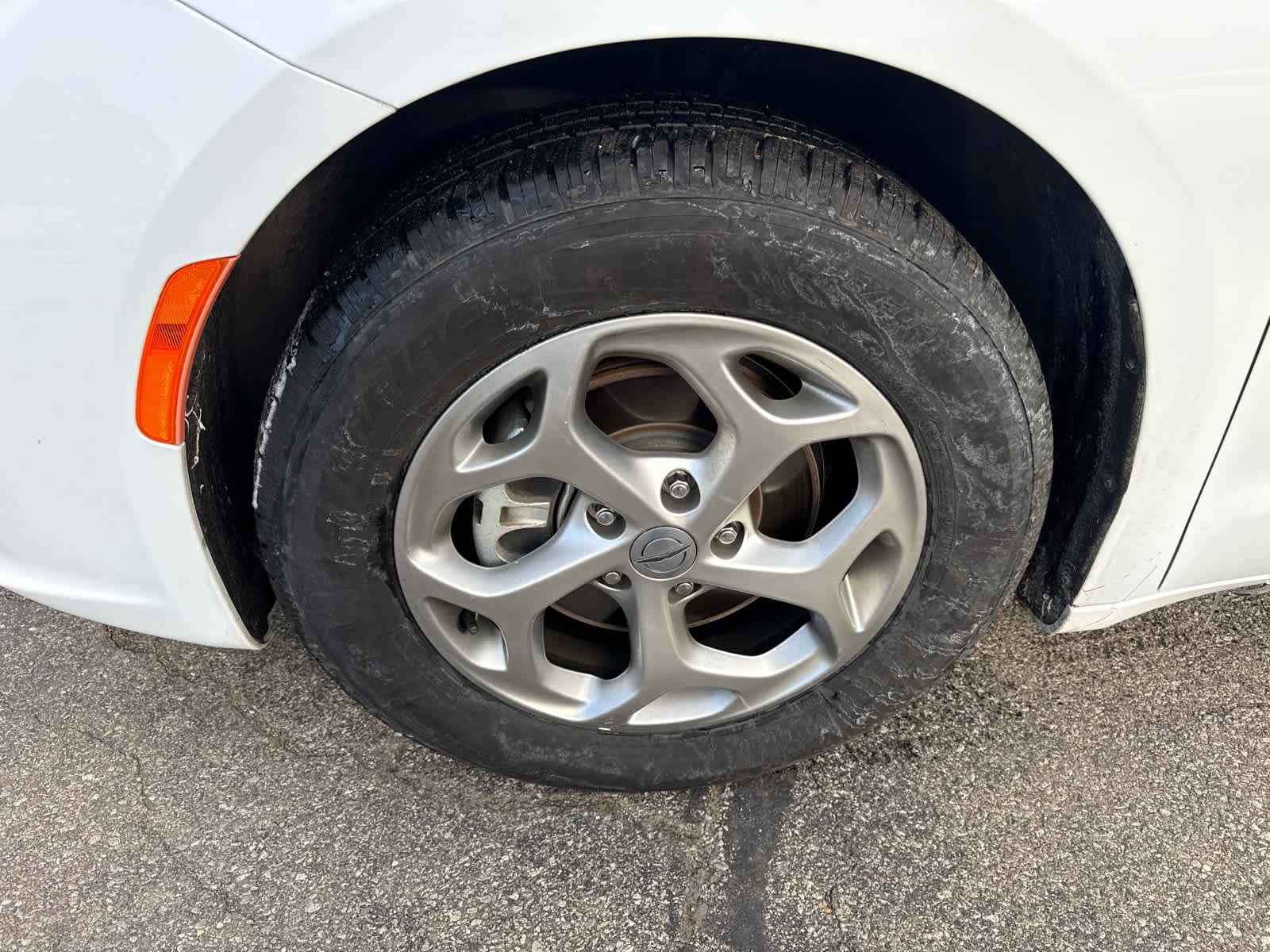 Used 2024 Chrysler Pacifica Limited image 3