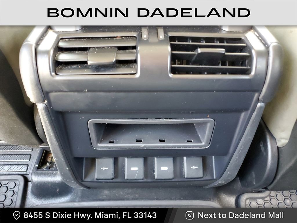 Used 2020 Land Rover Defender 110 SE image 11